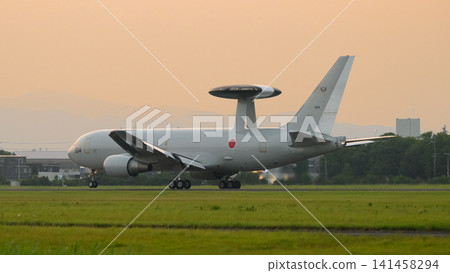 一架日本航空自衛隊E-767預警機在黃昏時分降落。 一架日本航空自衛隊E-767預警機在黃昏時分降落。 141458294