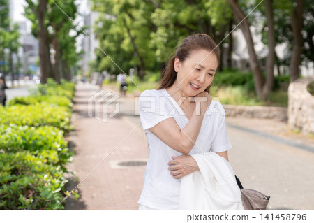 疲倦的資深婦女 疲倦的資深婦女 141458796