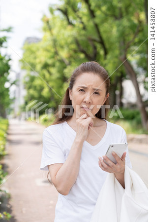 老年婦女遇到智慧型手機故障 老年婦女遇到智慧型手機故障 141458807