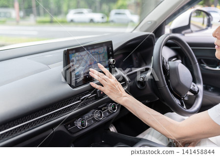 老年女性與汽車:車載導航系統,手持式 老年女性與汽車:車載導航系統,手持式 141458844