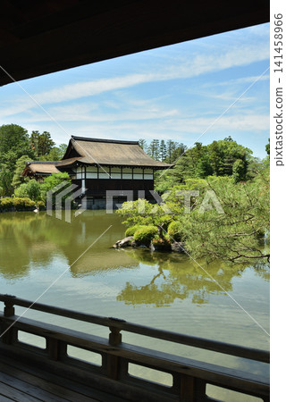 從平安神宮東庭橋殿眺望貴賓大樓與清峰池(京都市左京區) 從平安神宮東庭橋殿眺望貴賓大樓與清峰池(京都市左京區) 141458966