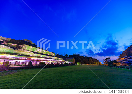 北澤浮選廠遺址,初夏時節燈光璀璨,位於新潟縣佐渡市佐渡島。 北澤浮選廠遺址,初夏時節燈光璀璨,位於新潟縣佐渡市佐渡島。 141458984