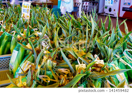 蔬菜銷售點出售的蔬菜 蔬菜銷售點出售的蔬菜 141459482