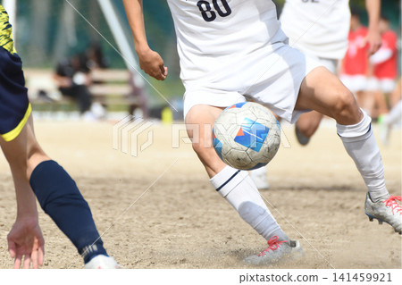 運球的足球運動員 運球的足球運動員 141459921