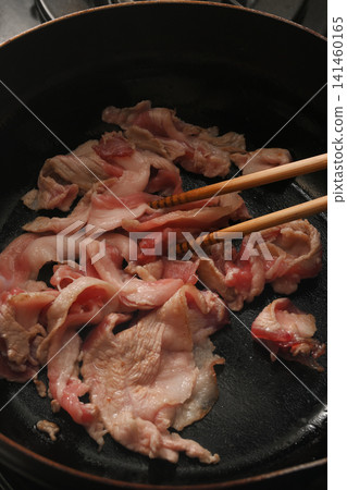正在煎炸的豬肉 正在煎炸的豬肉 141460165