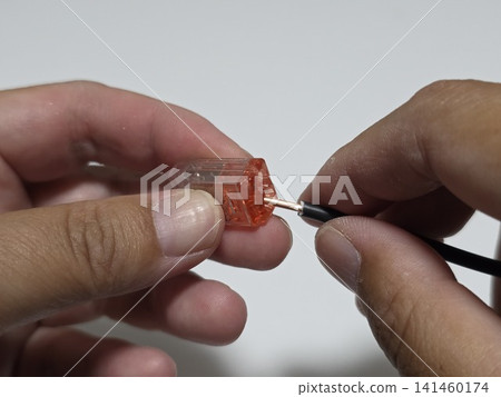 電工考試練習：將 VVF 電纜的芯線插入推入式連接器。 141460174