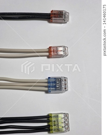 電工執照考試資料:以極數排列的插頭連接器類型(2 針、3 針、4 針)。 電工執照考試資料:以極數排列的插頭連接器類型(2 針、3 針、4 針)。 141460175