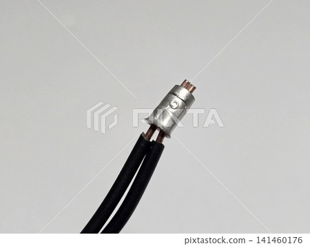 電工考試練習:VVF電纜芯線壓接環形套管 電工考試練習:VVF電纜芯線壓接環形套管 141460176