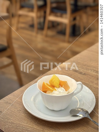 奶凍配鮮奶油和水果 141460307