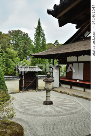 Summer at Unryu-in Temple: Lanterns and garden in front of the Reimei-den Hall (Higashiyama Ward, Kyoto City) Summer at Unryu-in Temple: Lanterns and garden in front of the Reimei-den Hall (Higashiyama Ward, Kyoto City) 141461544