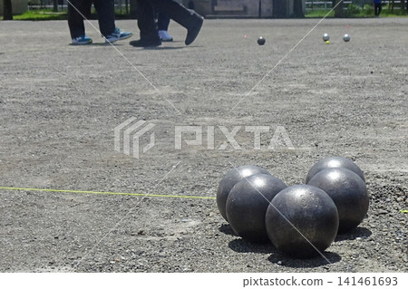 法式滾球:一項老少咸宜的運動。 法式滾球:一項老少咸宜的運動。 141461693