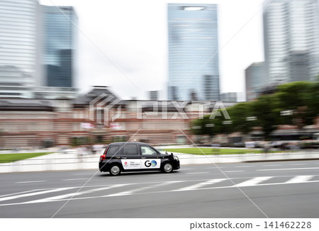 東京站丸之內南口前運行的計程車 東京站丸之內南口前運行的計程車 141462228