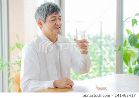 老人喝水 141462417