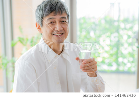 老人喝水 141462430