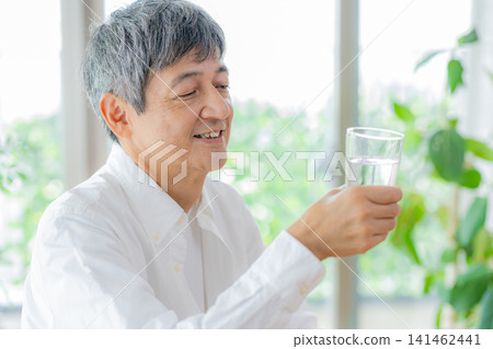 老人喝水 141462441