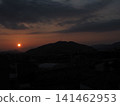 高知市的日出(冉冉升起的太陽出現在四國山脈上方,在五台山的左側) 高知市的日出(冉冉升起的太陽出現在四國山脈上方,在五台山的左側) 141462953