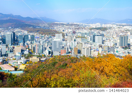 The autumn foliage scenery in Seoul is incredibly beautiful. 141464023