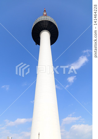 這是韓國首爾一座塔樓的美景。 這是韓國首爾一座塔樓的美景。 141464228