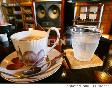 爵士咖啡館裡的皇家奶茶 爵士咖啡館裡的皇家奶茶 141464436