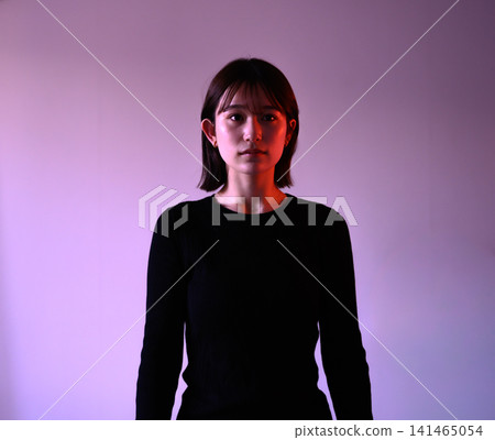 一個女人靜靜地站著。 141465054