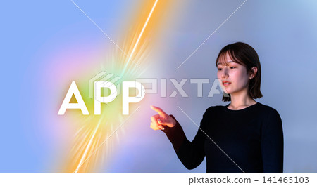 一名女子指著該應用程序,介紹該應用程式。 一名女子指著該應用程序,介紹該應用程式。 141465103