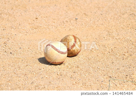 棒球在泥地上滾動 棒球在泥地上滾動 141465484