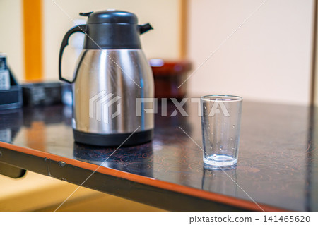 [#ryokan] 日式房間的桌上擺放著茶壺和茶杯 141465620