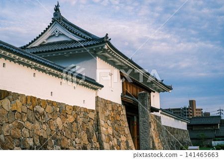 [#Maizuru] The castle gate and stone walls of Tanabe Castle stand out against the blue sky. 141465663