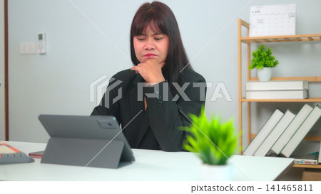 young businesswoman working in the office young businesswoman working in the office 141465811