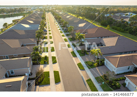 Large residential homes in southwest Florida gated community. American houses in rural US suburbs Large residential homes in southwest Florida gated community. American houses in rural US suburbs 141466877