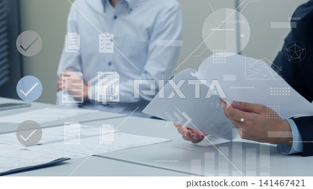 推廣無紙化辦公室和文件數位化:一位商務人士在會議期間翻閱資料。 推廣無紙化辦公室和文件數位化:一位商務人士在會議期間翻閱資料。 141467421