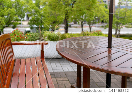 木質露台上設有休息長椅，周圍環繞著花壇和綠植。 141468822