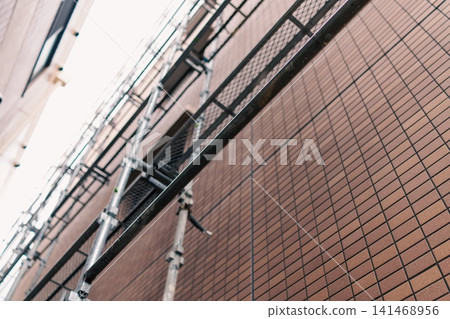 公寓大樓大規模翻修工程中外牆鷹架 公寓大樓大規模翻修工程中外牆鷹架 141468956