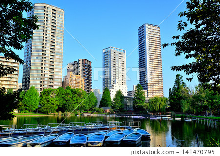 上野公園,不忍池:划船池和高層公寓大樓 上野公園,不忍池:划船池和高層公寓大樓 141470795