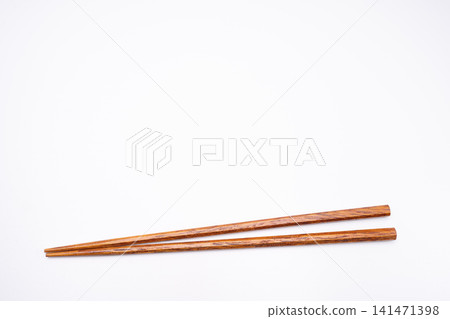 筷子的擺放位置，以及筷子本身天然的棕色紋理，提升了食物的美觀。 141471398