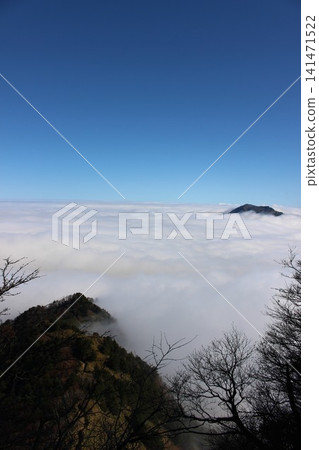在愛媛郡石槌山脈，靠近龜森山的地方，拍攝到了令人嘆為觀止的雲海和雄偉的石槌山山景。 141471522