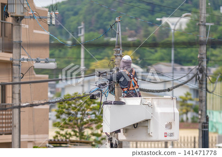 電氣設備安裝、電力線路、電線桿、高空作業、建築工地、防墜落設備、全身式安全帶 電氣設備安裝、電力線路、電線桿、高空作業、建築工地、防墜落設備、全身式安全帶 141471778