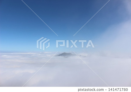 從愛媛縣石槌山眺望龜森山，壯麗的山景映襯著浩瀚的雲海和湛藍的天空。 141471780