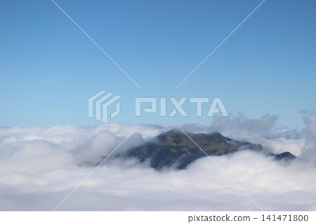 從愛媛縣石槌山眺望龜森山,壯麗的山景映襯著浩瀚的雲海和湛藍的天空。 從愛媛縣石槌山眺望龜森山,壯麗的山景映襯著浩瀚的雲海和湛藍的天空。 141471800
