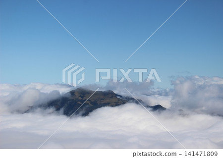 從愛媛縣石槌山眺望龜森山,壯麗的山景映襯著浩瀚的雲海和湛藍的天空。 從愛媛縣石槌山眺望龜森山,壯麗的山景映襯著浩瀚的雲海和湛藍的天空。 141471809