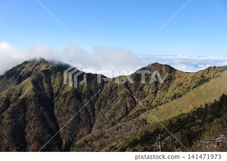 石槌岳、天狗岳、墓園嶺、南千峰、愛媛縣最高峰、壯麗景色、健行、多變路線、陡峭懸崖、自然環境 石槌岳、天狗岳、墓園嶺、南千峰、愛媛縣最高峰、壯麗景色、健行、多變路線、陡峭懸崖、自然環境 141471973