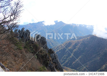 石槌岳、天狗岳、墓園嶺、南千峰、愛媛縣最高峰、壯麗景色、健行、多變路線、陡峭懸崖、自然環境 石槌岳、天狗岳、墓園嶺、南千峰、愛媛縣最高峰、壯麗景色、健行、多變路線、陡峭懸崖、自然環境 141471986