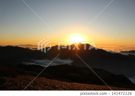 從愛媛縣石槌山脈的龜森山上看到的夢幻般的日落：夕陽西下，雲海翻騰，石槌山的輪廓在落日的映照下熠熠生輝。 141472126