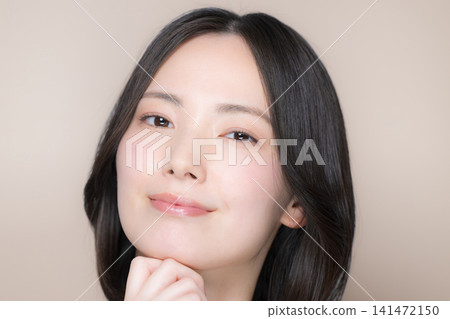 日本女性飽受護膚和美容問題的困擾;特寫鏡頭展現了她們美麗的肌膚,直視鏡頭。 日本女性飽受護膚和美容問題的困擾;特寫鏡頭展現了她們美麗的肌膚,直視鏡頭。 141472150
