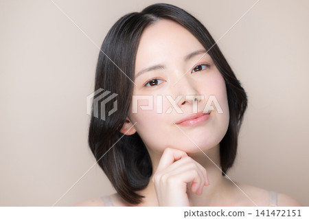 日本女性飽受護膚和美容問題的困擾;特寫鏡頭展現了她們美麗的肌膚,直視鏡頭。 日本女性飽受護膚和美容問題的困擾;特寫鏡頭展現了她們美麗的肌膚,直視鏡頭。 141472151