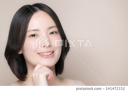 日本女性思考護膚和美容：美麗肌膚的自然特寫，微笑並看向鏡頭。 141472152