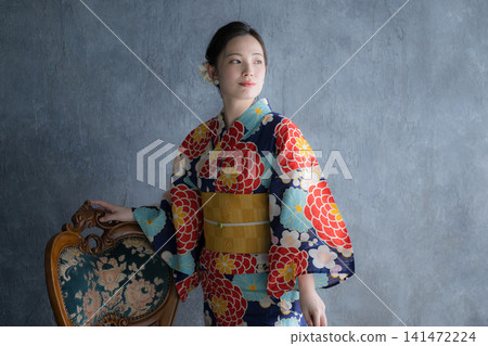 一位身穿浴衣的日本女性，在傳統的日本美女肖像中直視鏡頭——一位冷豔的亞洲美女。 141472224