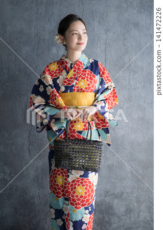 一幅日本女性身穿浴衣的日本美女肖像畫。 一幅日本女性身穿浴衣的日本美女肖像畫。 141472226