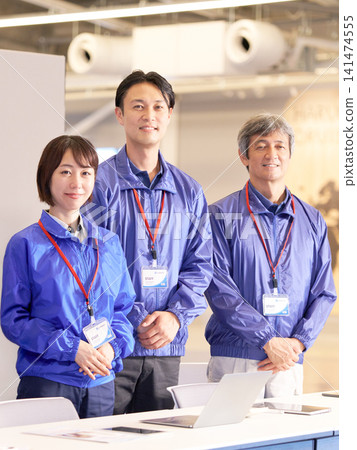 活動工作人員在場地接待處等候 141474555