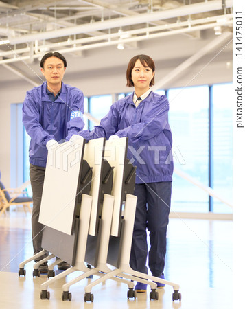 活動工作人員在展場內搬運桌子 141475011
